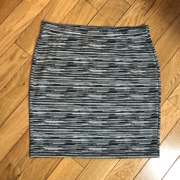 LOFT Dresses & Skirts - Loft printed pull-on skirt.